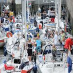 Het sluisje van de Zandkreeksluis, tussen de Zeeuwse eilanden Noord- en Zuid Beveland zit al aardig vol.
Schippers moeten flink aanschuiven om iedereen een plaatsje in het sluisje te geven.
Het sluisje is te vinden tussen Wilhelminadorp en Kats en is een verbinding tussen de Oosterschelde en het Veerse Meer. Tekst Cees Jansen